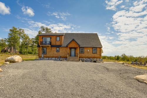 Imagen de la galería de Hot Tub and Game Room Mtn Cabin in Deep Creek Lake, en Hoyes Run