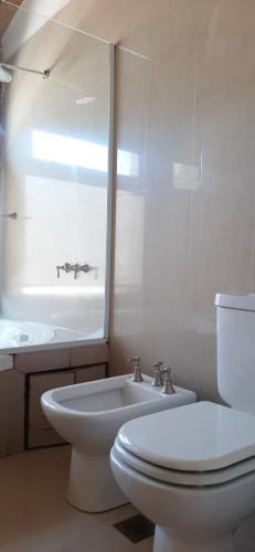 a bathroom with a toilet and a tub and a sink at canto del viento in Tilcara