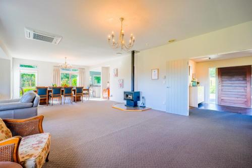 Χώρος καθιστικού στο Stunning and Spacious 5-Bedroom Home in Rotorua
