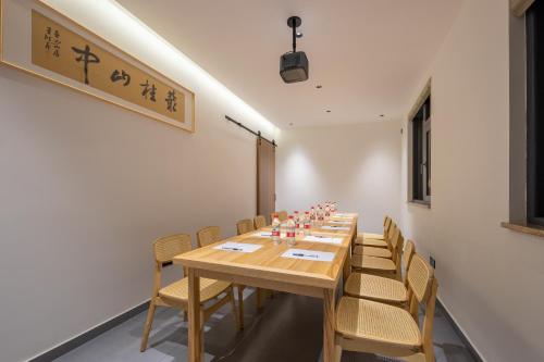 Φωτογραφία από το άλμπουμ του Flower Hotel Jiuhuashan Blossoms Not Yet Full στο Chizhou