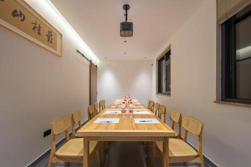 Φωτογραφία από το άλμπουμ του Flower Hotel Jiuhuashan Blossoms Not Yet Full στο Chizhou