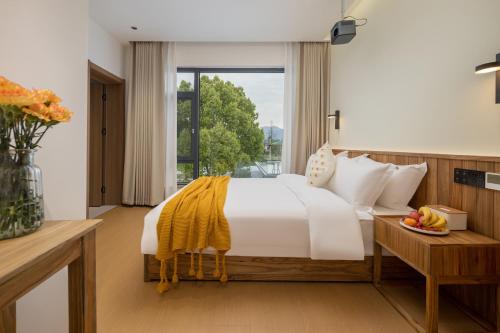 Ένα ή περισσότερα κρεβάτια σε δωμάτιο στο Flower Hotel Jiuhuashan Blossoms Not Yet Full