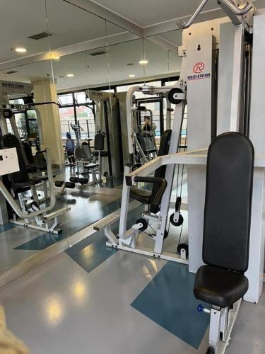 a gym with several treadmills and a treadmill at Suitel Espetacular aeroporto Congonhas in Sao Paulo