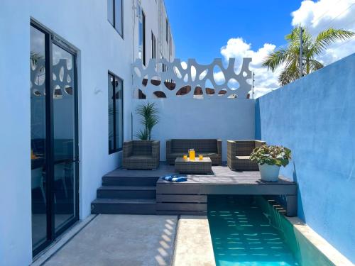 a patio with a bench and a pool at Casa Gigante de lujo, con piscina privada, 4 amplias habitaciones con baño privado in Playa del Carmen