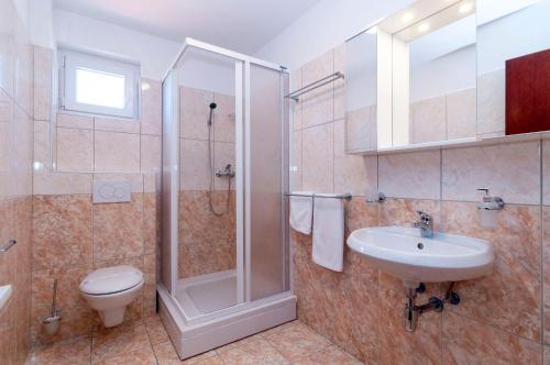 Kylpyhuone majoituspaikassa White Residence Accommodation