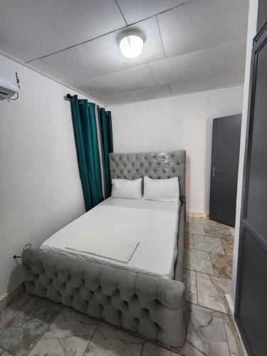 Ein Bett oder Betten in einem Zimmer der Unterkunft CRYSTAL Azur Gabon
