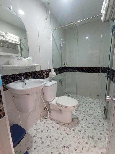 a bathroom with a toilet and a sink at Du Hung 2 Hotel in Ha Tien