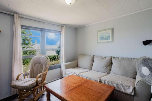 un salon avec un canapé, des chaises et une table dans l'établissement 2-Bedroom Cottage with Stunning View - Rockwood #6, à Dillon