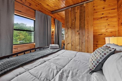 Postel nebo postele na pokoji v ubytování Launch Pricing, 5 BR with Crib, 6 mins to Blue Ridge