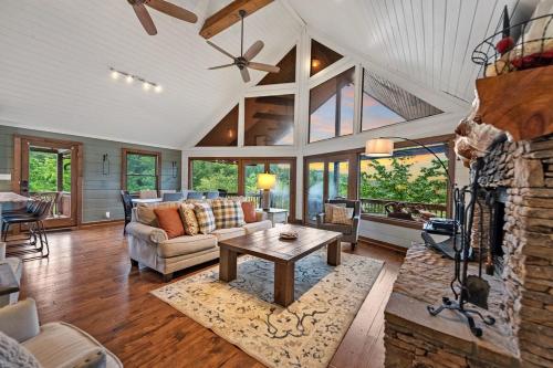 Posezení v ubytování Launch Pricing, 5 BR with Crib, 6 mins to Blue Ridge