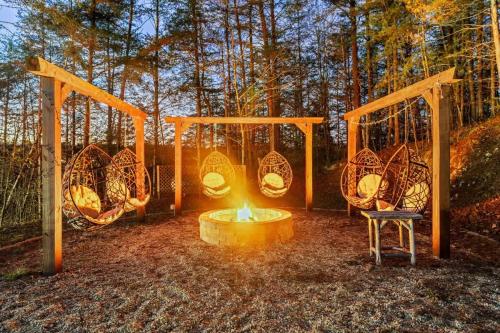 Fotografie z fotogalerie ubytování Launch Pricing, 5 BR with Crib, 6 mins to Blue Ridge v destinaci Blue Ridge
