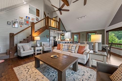Posezení v ubytování Launch Pricing, 5 BR with Crib, 6 mins to Blue Ridge