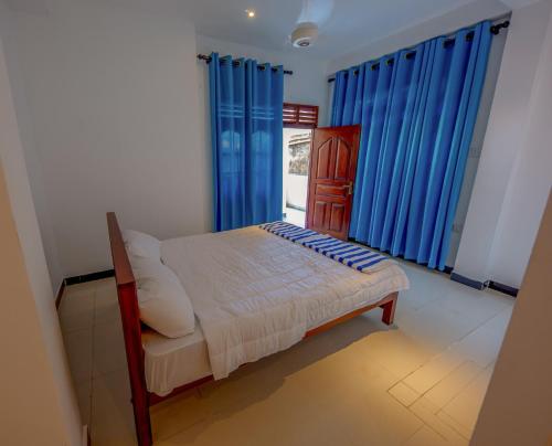Postel nebo postele na pokoji v ubytování Ceylon Heart Beach Villa