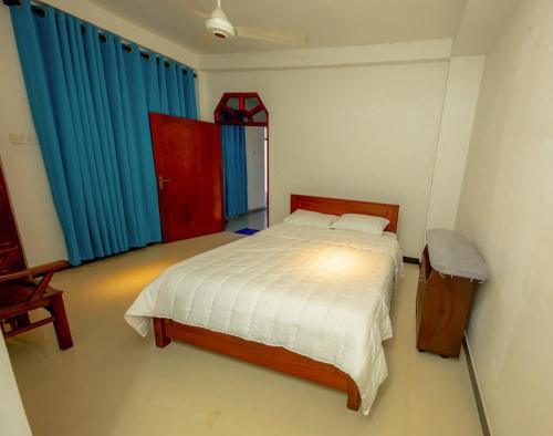 Postel nebo postele na pokoji v ubytování Ceylon Heart Beach Villa