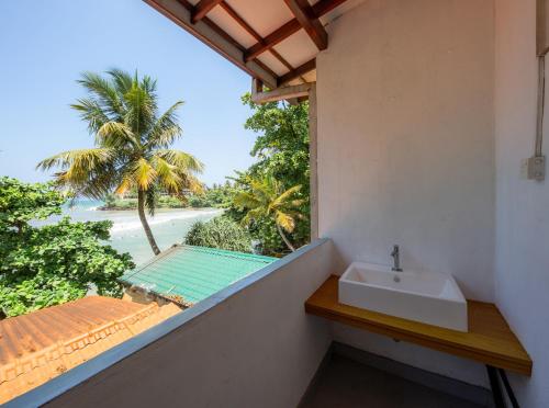 Bazén v ubytování Ceylon Heart Beach Villa nebo v jeho okolí