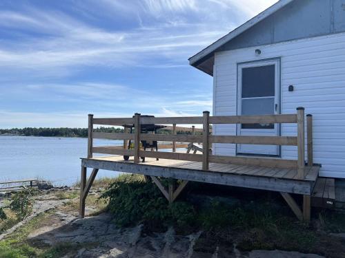 un grand banc en bois assis sur le côté du bâtiment dans l'établissement Lakeview Cabin in Georgian Bay - Rockwood #11, à Dillon