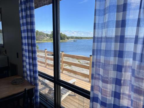 Cette chambre dispose d'une fenêtre avec vue sur l'eau. dans l'établissement Lakeview Cabin in Georgian Bay - Rockwood #11, à Dillon