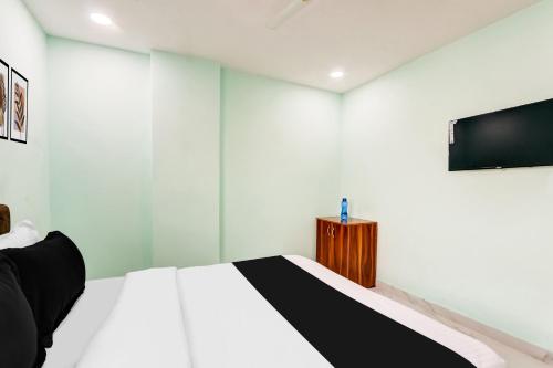 Μια τηλεόραση ή/και κέντρο ψυχαγωγίας στο Hotel O Green Light Inn