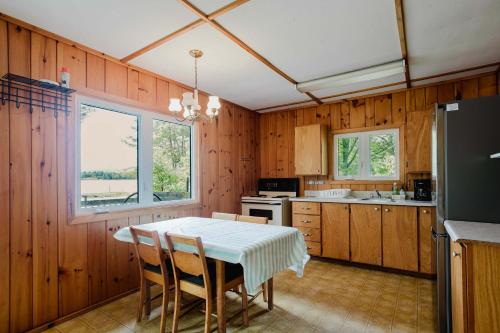 une cuisine avec une table et des chaises dans l'établissement 2-Bedroom Cottage #2 - Sand Bay, à Dillon