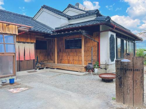Yamanoにあるその火暮らし Sonohigurashi - Life with Fire Guesthouseの木造家屋