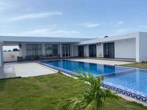 Villa 4 chambres - piscine de nage proche de Saly