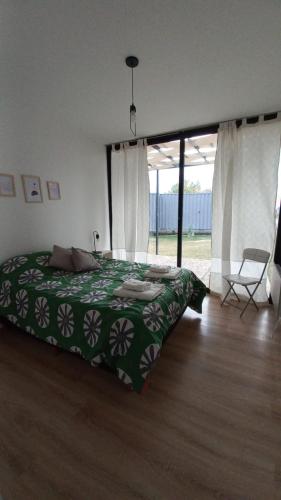 Ένα ή περισσότερα κρεβάτια σε δωμάτιο στο Cubil Azul. Casa conteiner 2 dormitorios