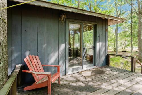 une chaise à bascule assise sur la terrasse couverte d'une cabine dans l'établissement 2-Bedroom Cottage #11 - Sand Bay, à Dillon
