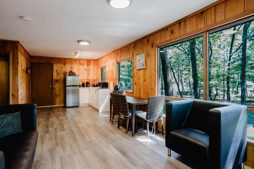 une cuisine et une salle à manger avec une table et des chaises dans l'établissement 2-Bedroom Cottage #11 - Sand Bay, à Dillon