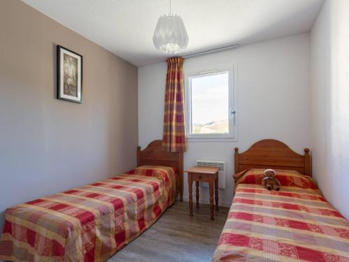 a bedroom with two beds and a window at Appartement 8 Pers. à Peyragudes avec Piscine Intérieure - FR-1-695-86 in Germ