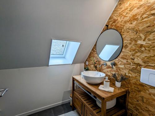 une salle de bain avec un lavabo et un miroir dans l'établissement Evasion et nature près de Châteauroux, logez au cœur du Berry - FR-1-591-763, à Meunet-Planches