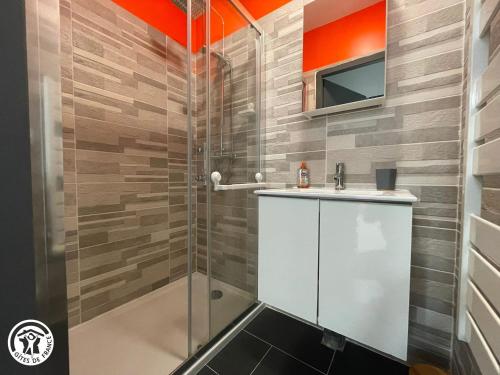 ein Badezimmer mit Dusche und Waschbecken in der Unterkunft Maison climatisée proche plage à Saint-Hilaire-de-Riez - FR-1-426-591 in Saint-Hilaire-de-Riez
