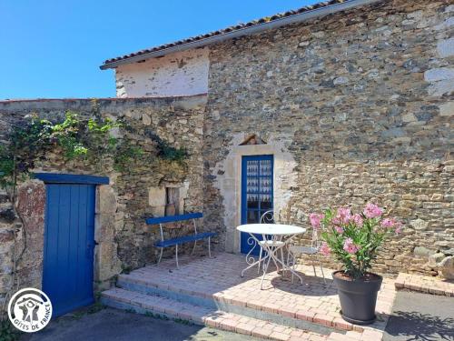 Gîte en cité médiévale de Vouvant avec parking privatif, 4 chambres - FR-1-426-590