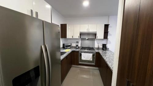 Nuevo NayaritにあるEspectacular casa nuevo Nayatitのキッチン(ステンレス製の冷蔵庫付)