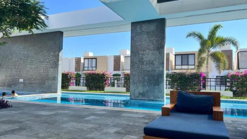 Nuevo NayaritにあるEspectacular casa nuevo Nayatitの建物内のスイミングプールを望む