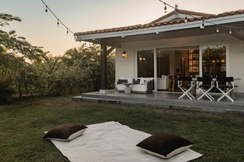 una manta en la hierba delante de una casa en Villa Ceviche Home at the Heart of Venao, en Playa Venao