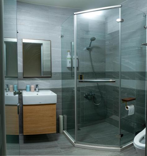a bathroom with a shower and a sink at Chun Yuan Zi in Hu-an-liao