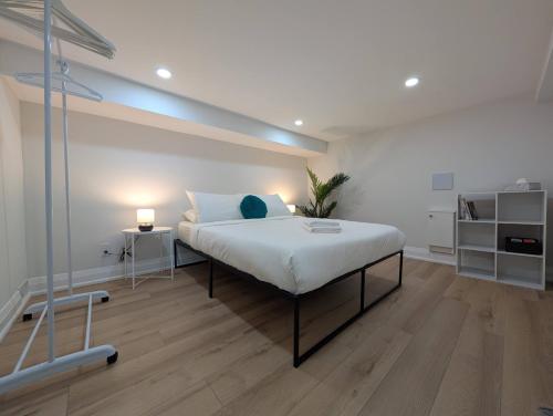 ハミルトンにあるThe Urban Hideaway - Stylish Stay - Prime Spotのベッドルーム(大型ベッド1台、ランプ付)