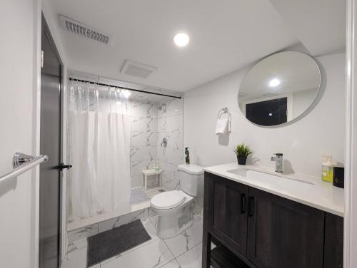 ハミルトンにあるThe Urban Hideaway - Stylish Stay - Prime Spotのトイレ、洗面台、シャワー付きのバスルーム