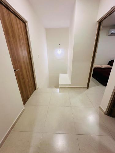 an empty room with a door and a staircase at Sumergete y Relajate, Nueva Residencia en Mérida in Mérida