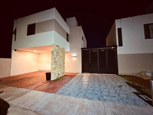 an empty house with a garage at night at Sumergete y Relajate, Nueva Residencia en Mérida in Mérida
