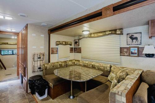 Et opholdsområde på 2-bedroom Camper Trailer Cottage #2