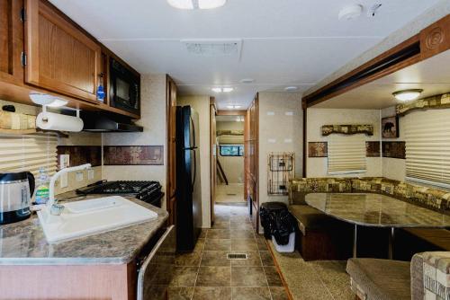 Køkken eller tekøkken på 2-bedroom Camper Trailer Cottage #2
