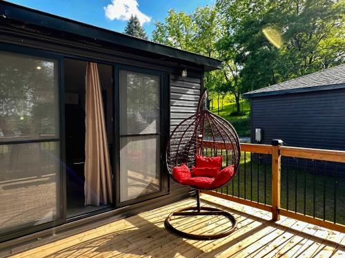 Φωτογραφία από το άλμπουμ του 2-bedroom Lake Front Cottage in Harwood ON #1 σε Harwood