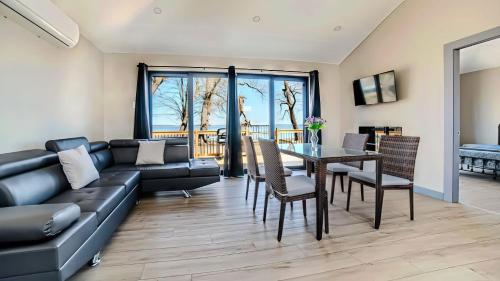 Χώρος καθιστικού στο 2-bedroom Lake Front Cottage in Harwood ON #3