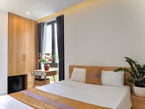 une chambre avec un lit blanc et une fenêtre dans l'établissement D & A Homestay Hue, à Hue