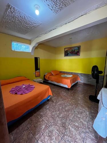 Postel nebo postele na pokoji v ubytování Hospedaje González