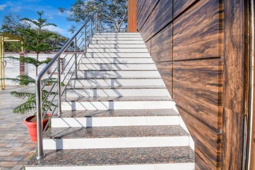 a set of stairs next to a wooden wall at Hotel O THE WEDDING RINGS in Dhanbād