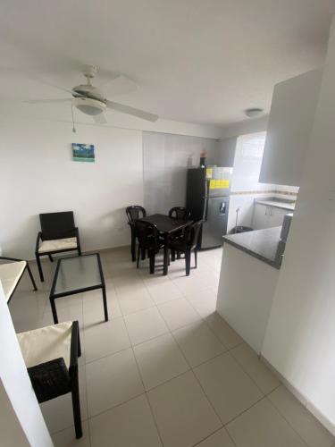 a kitchen and dining room with a table and chairs at Departamento frente al mar in Tonsupa