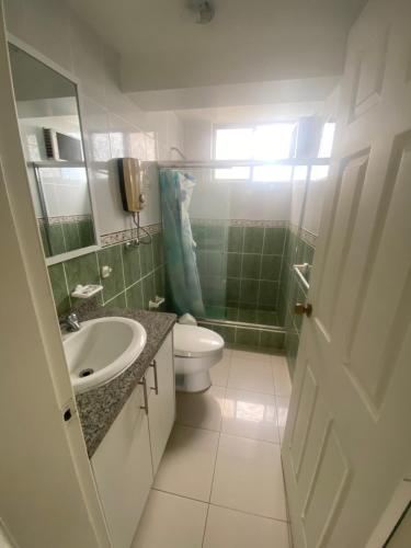 a bathroom with a toilet and a sink at Departamento frente al mar in Tonsupa