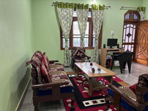 Zona de estar de Serene Stay Baijnath